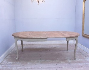 Round vintage provencal table two leaves